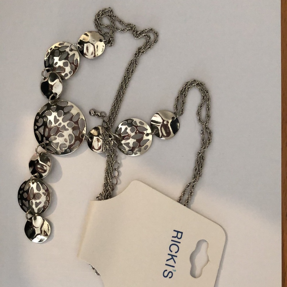 NWT Silvertone metal necklace. - Picture 2 of 3